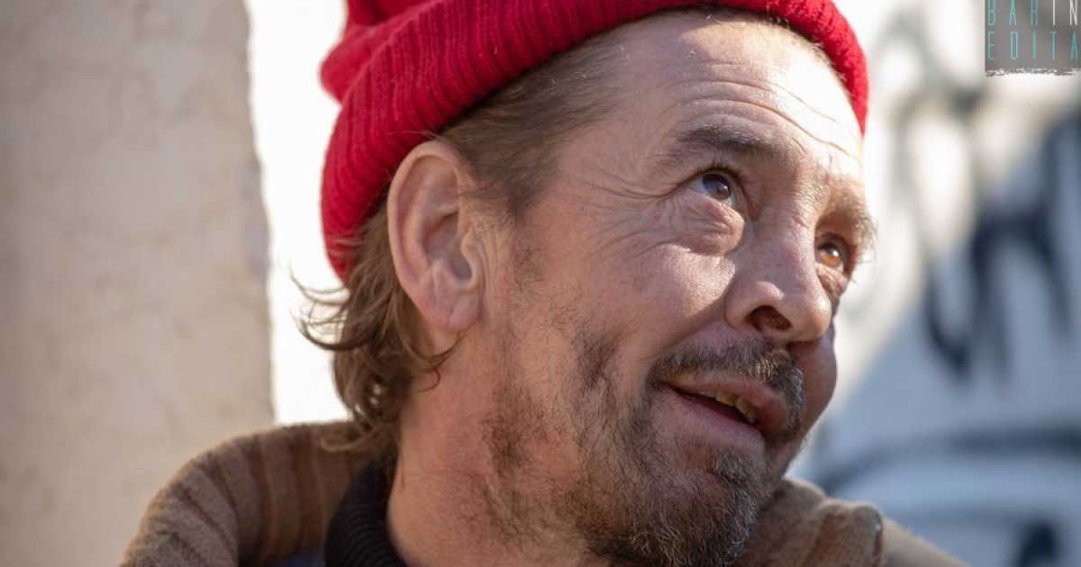 Bari, "Marco buongiorno" � morto: fiori sul cavalcavia dove il clochard sorrideva al mondo